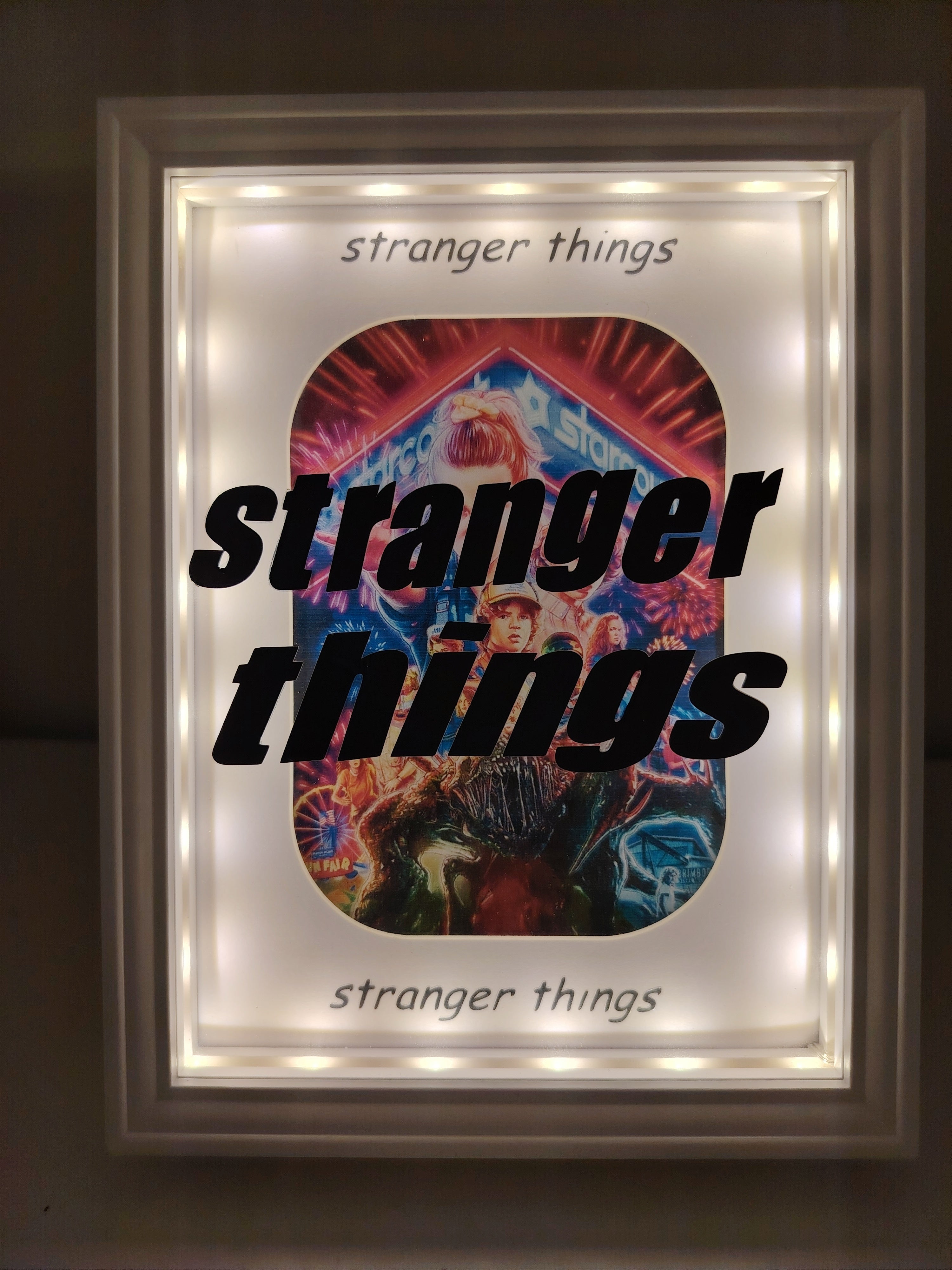 ✨ Cadre LED Stranger Things – Ambiance lumineuse et décor unique ✨
